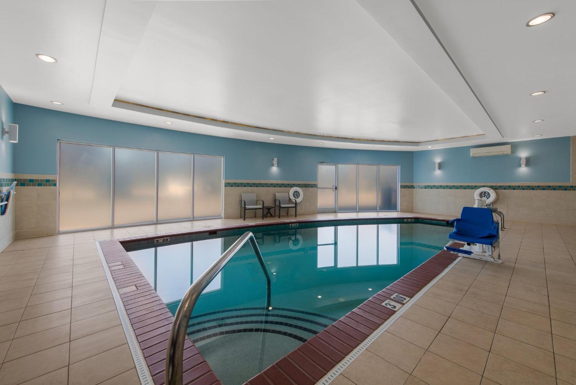 Holiday Inn Express Hotels- Hampton By Ihg Exterior foto